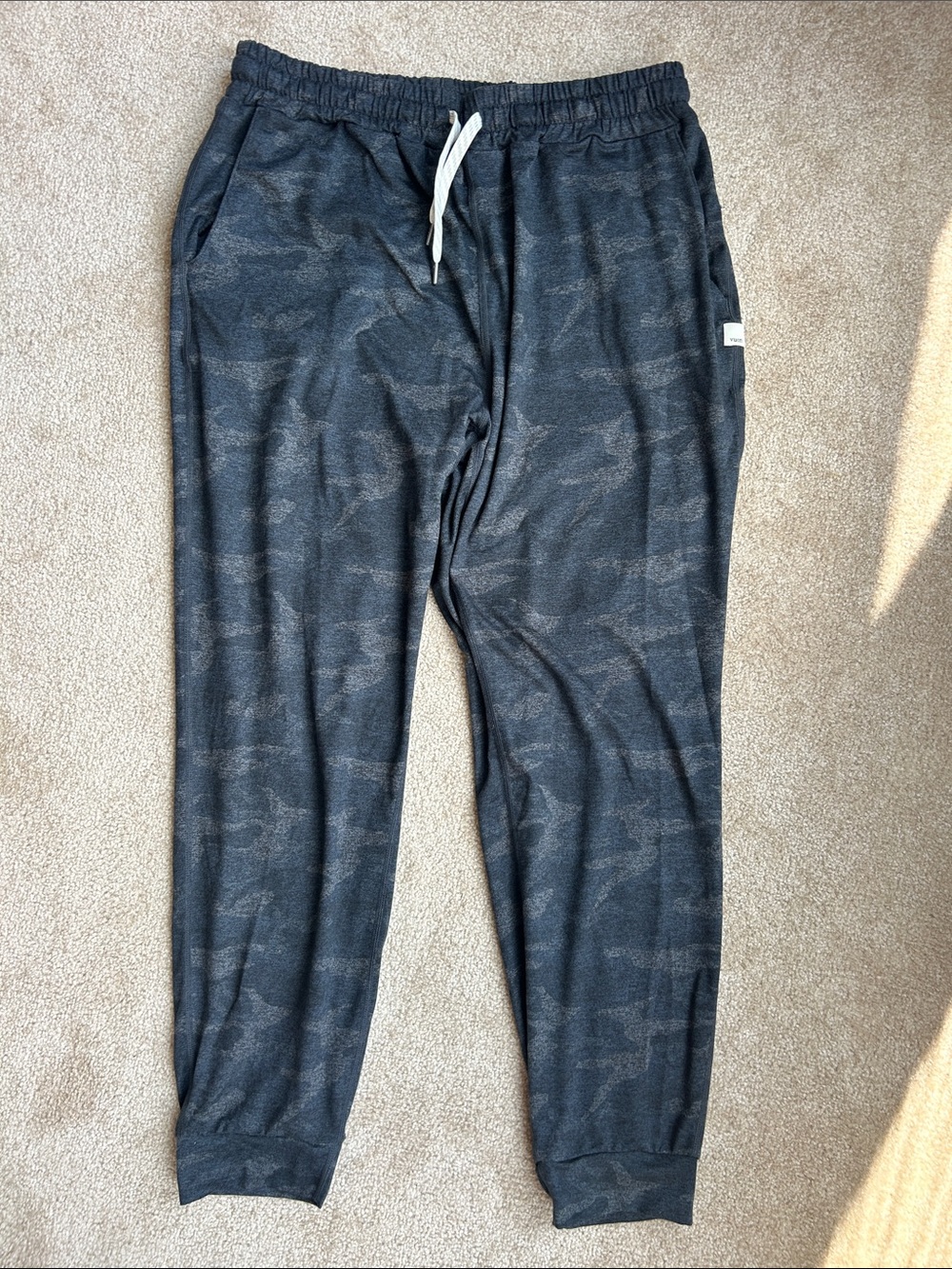 Vuori Performance jogger pants black and gray camouflage print size large - Picture 2 of 4